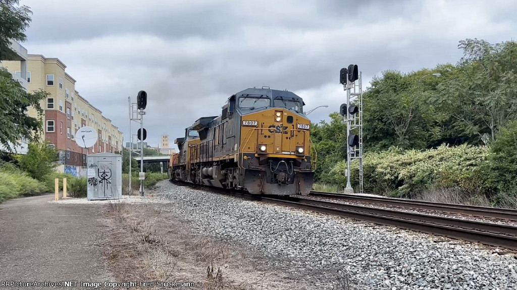 CSX 7807 leads I137 at Exchange St.